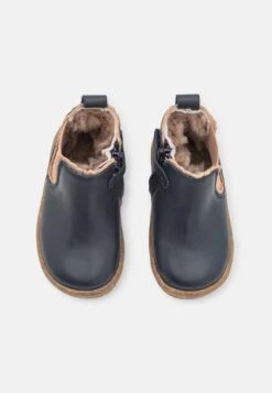 Bisgaard Siggi Scarpe Primi PassiDark Blue Bambini Stivali B5813I03Q-K11 -Nike Sportswear Negozio 1427fca730ff4f2abd642f64892ed78d scaled