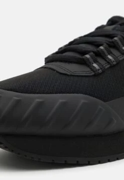 Calvin Klein Jeans Retro Runner Laceup Sneakers BasseTriple Black Uomo Sneaker C1812O05L-Q11 11 Calvin Klein Jeans Retro Runner Laceup Sneakers BasseTriple Black Uomo Sneaker C1812O05L-Q11 -Nike Sportswear Negozio 149aa9cbc88442dda8bc8113a451704e scaled