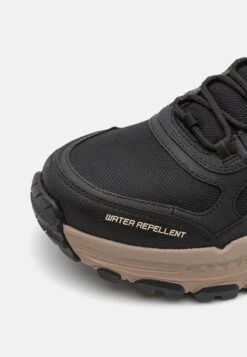 Skechers D'Lux TrekkerSneakers BasseBlack Leather/Mesh/Synthetic/Gray Trim Uomo Sneaker SK112O0DY-Q11 -Nike Sportswear Negozio 4ac208a312024c878480dd142b274385 scaled