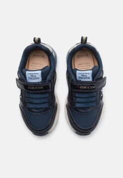 Geox Disney Frozen Elsa Spaceclub GirlSneakers BasseNavy/Platinum Bambini Sneakers GE113D0EU-K11 -Nike Sportswear Negozio 8d34871d83784a0ea6c6d3056113f4c4 scaled