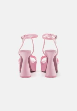Barbie X Aldo PlatformSandali Con PlateauMedium Pink Donna Sandali A0111A0UL-J11 9 Barbie X Aldo PlatformSandali Con PlateauMedium Pink Donna Sandali A0111A0UL-J11 -Nike Sportswear Negozio 9d1cacdaa76947e7a15666a0dff4713e scaled