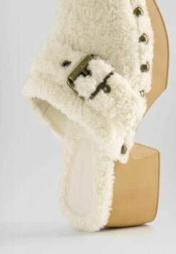 BERSHKA ZoccoliBeige Donna Ciabatte E Zoccoli BEJ11A0NV-B11 11 BERSHKA ZoccoliBeige Donna Ciabatte E Zoccoli BEJ11A0NV-B11 -Nike Sportswear Negozio 9edf3f629dc0498eb820e6c39382c6be scaled