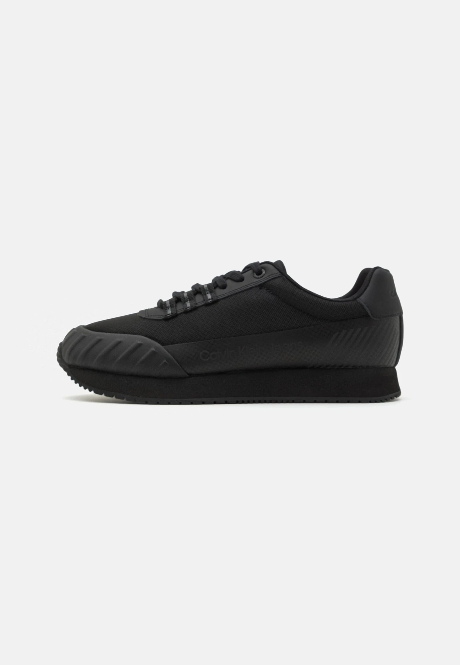 Calvin Klein Jeans Retro Runner Laceup Sneakers BasseTriple Black Uomo Sneaker C1812O05L-Q11 1 Calvin Klein Jeans Retro Runner Laceup Sneakers BasseTriple Black Uomo Sneaker C1812O05L-Q11