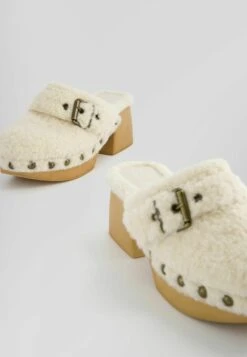 BERSHKA ZoccoliBeige Donna Ciabatte E Zoccoli BEJ11A0NV-B11 12 BERSHKA ZoccoliBeige Donna Ciabatte E Zoccoli BEJ11A0NV-B11 -Nike Sportswear Negozio a331a6c3ea174085ac5cf73a9ea0e8ee scaled