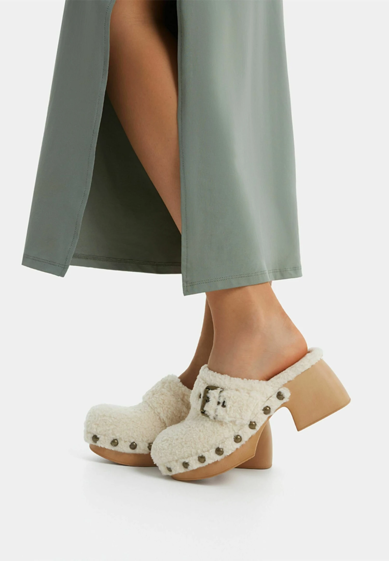 BERSHKA ZoccoliBeige Donna Ciabatte E Zoccoli BEJ11A0NV-B11 1 BERSHKA ZoccoliBeige Donna Ciabatte E Zoccoli BEJ11A0NV-B11