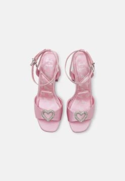 Barbie X Aldo PlatformSandali Con PlateauMedium Pink Donna Sandali A0111A0UL-J11 11 Barbie X Aldo PlatformSandali Con PlateauMedium Pink Donna Sandali A0111A0UL-J11 -Nike Sportswear Negozio de6da754932d4c3c9f3c8cff523ea7ef scaled