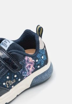 Geox Disney Frozen Elsa Spaceclub GirlSneakers BasseNavy/Platinum Bambini Sneakers GE113D0EU-K11 -Nike Sportswear Negozio e9611d4313a144af91ad7331c03e6039 scaled