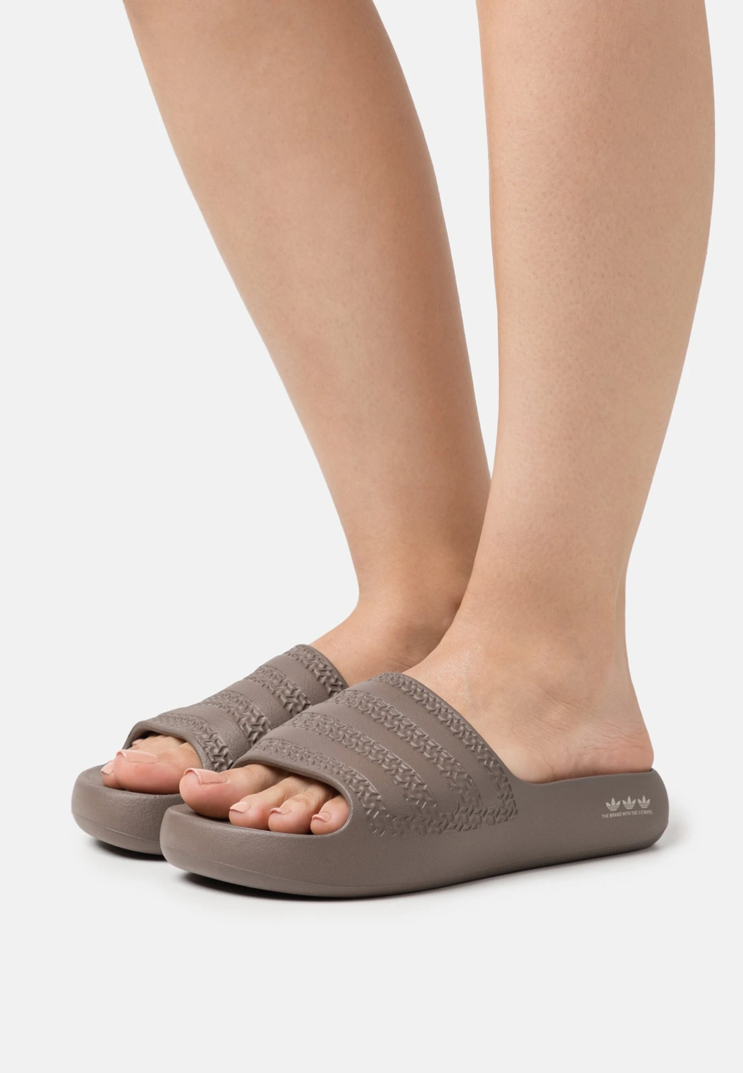 Adidas Originals Adilette Ayoon WCiabatte Da MareEarth Strata/Sand Strata Donna Per Il Mare AD111A1ZK-O12 1 Adidas Originals Adilette Ayoon WCiabatte Da MareEarth Strata/Sand Strata Donna Per Il Mare AD111A1ZK-O12