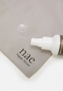 Shoe Cleaning KitProdotto Per La Cura Delle ScarpeTransparent Donna Cura Delle Scarpe NAR11J000-A11 -Nike Sportswear Negozio fc0805ea0239408ea0018edbcf3a6bc4 scaled